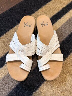Yuu Jessa Sandals Off White with Toe Strap Womans 10